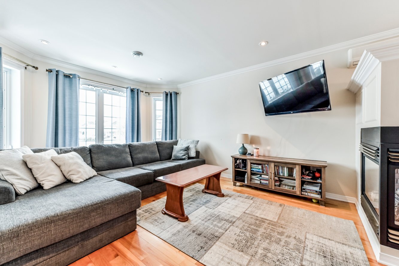 Superbe pièce chaleureuse avec foyer 3 faces