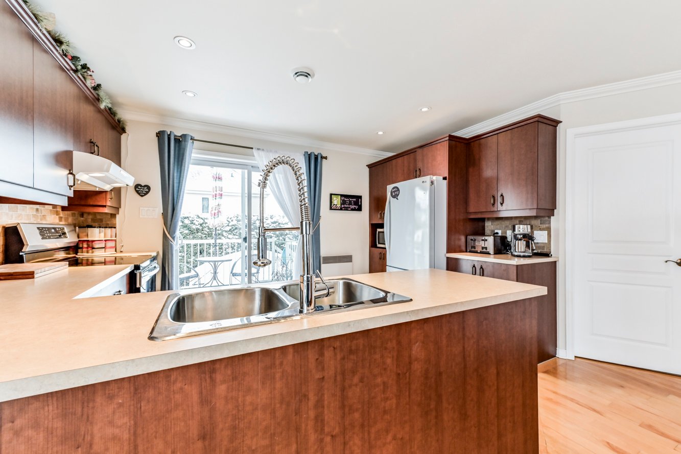 Évier double et bel espace de comptoir