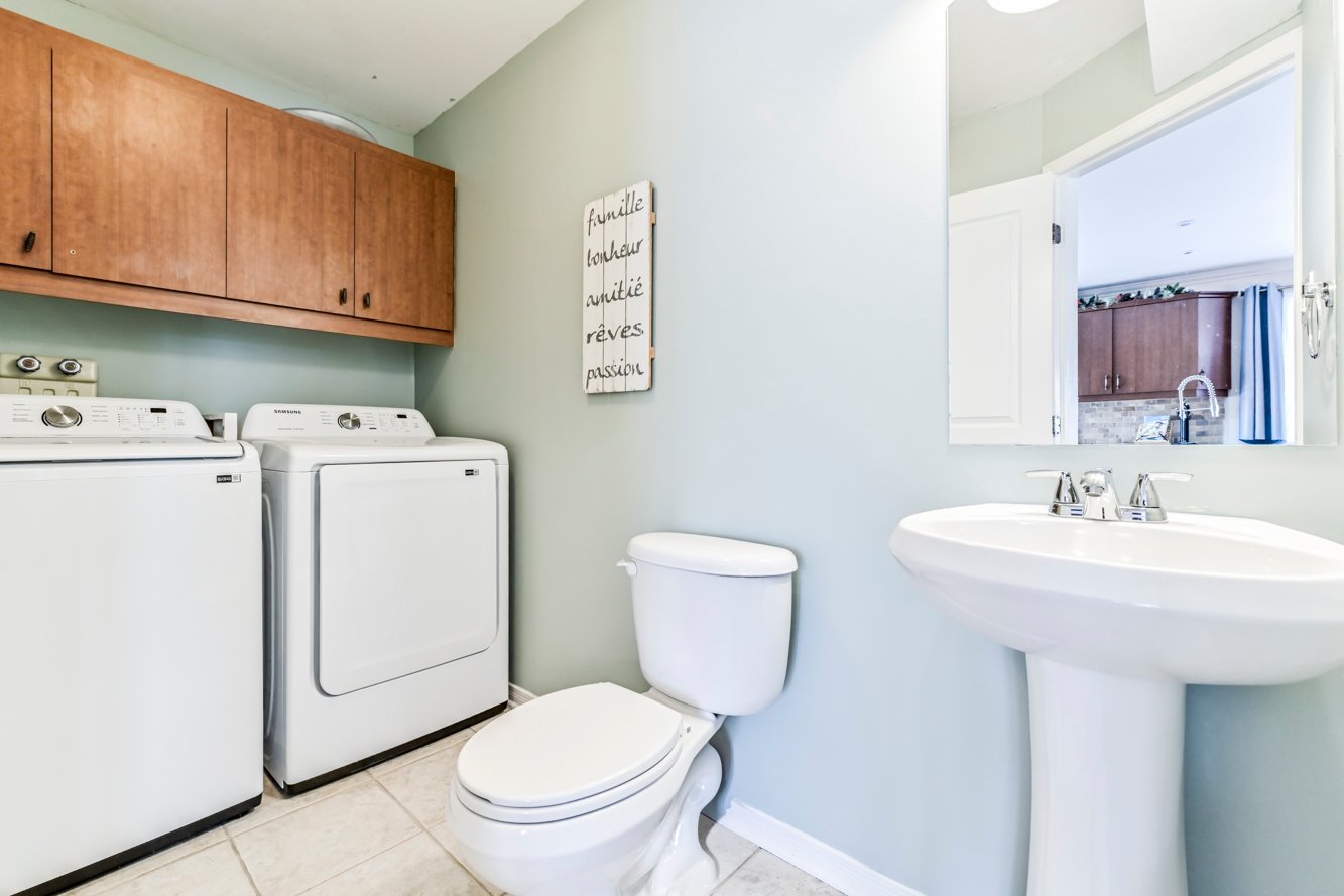 Espace laveuse-sécheuse au rez-de-chaussée