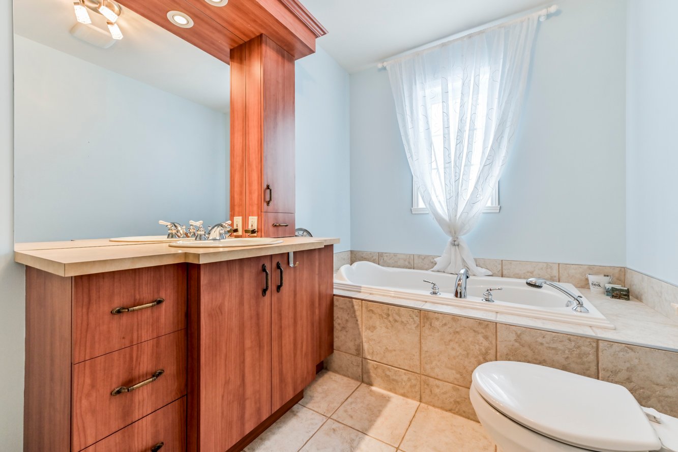 Vanité offrant rangement, bain indépendant