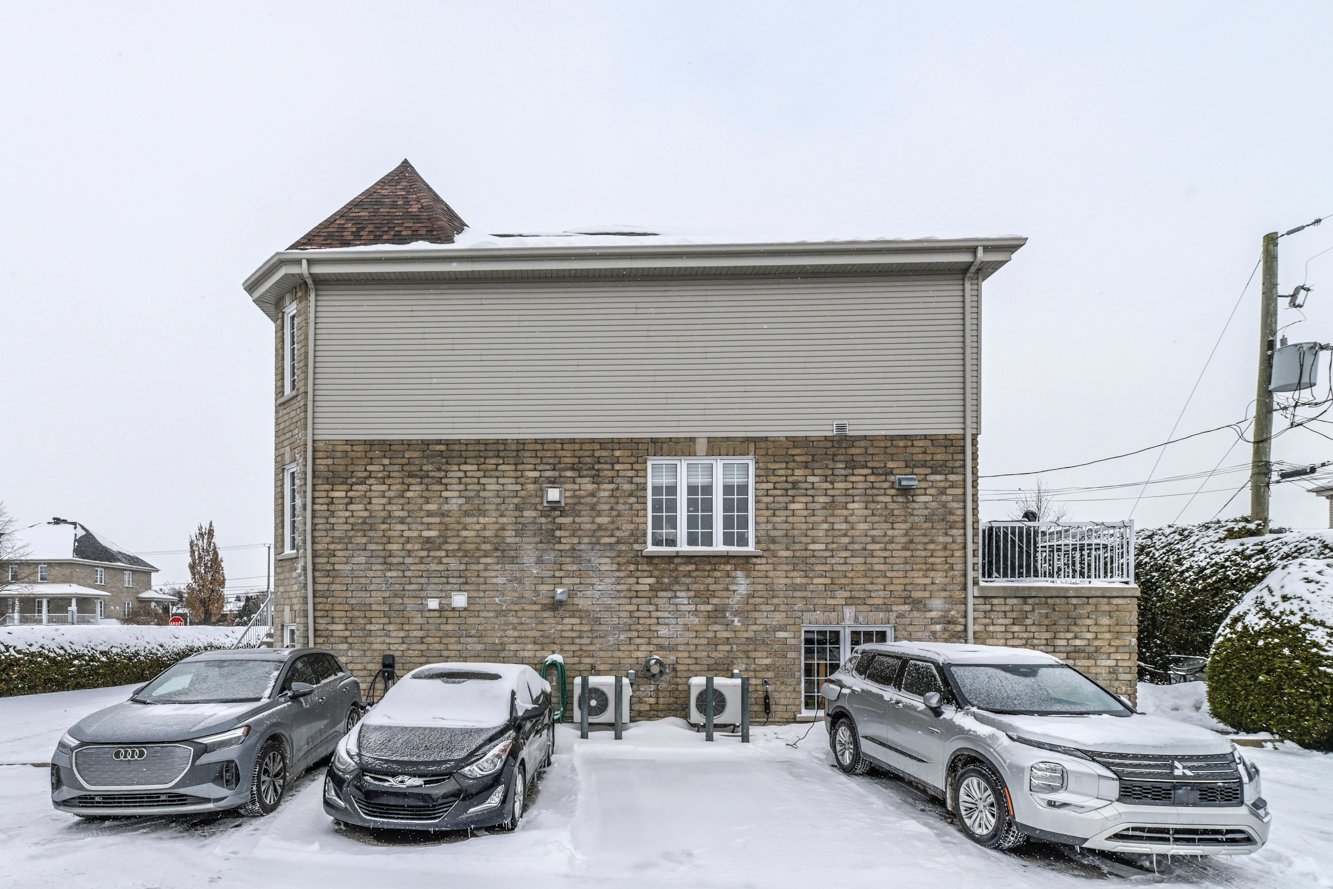 2 stationnements inclus - un avec borne électrique