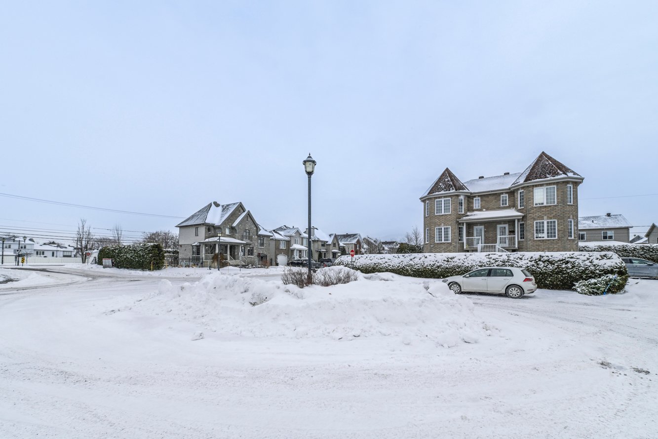 Rue en croissant paisible