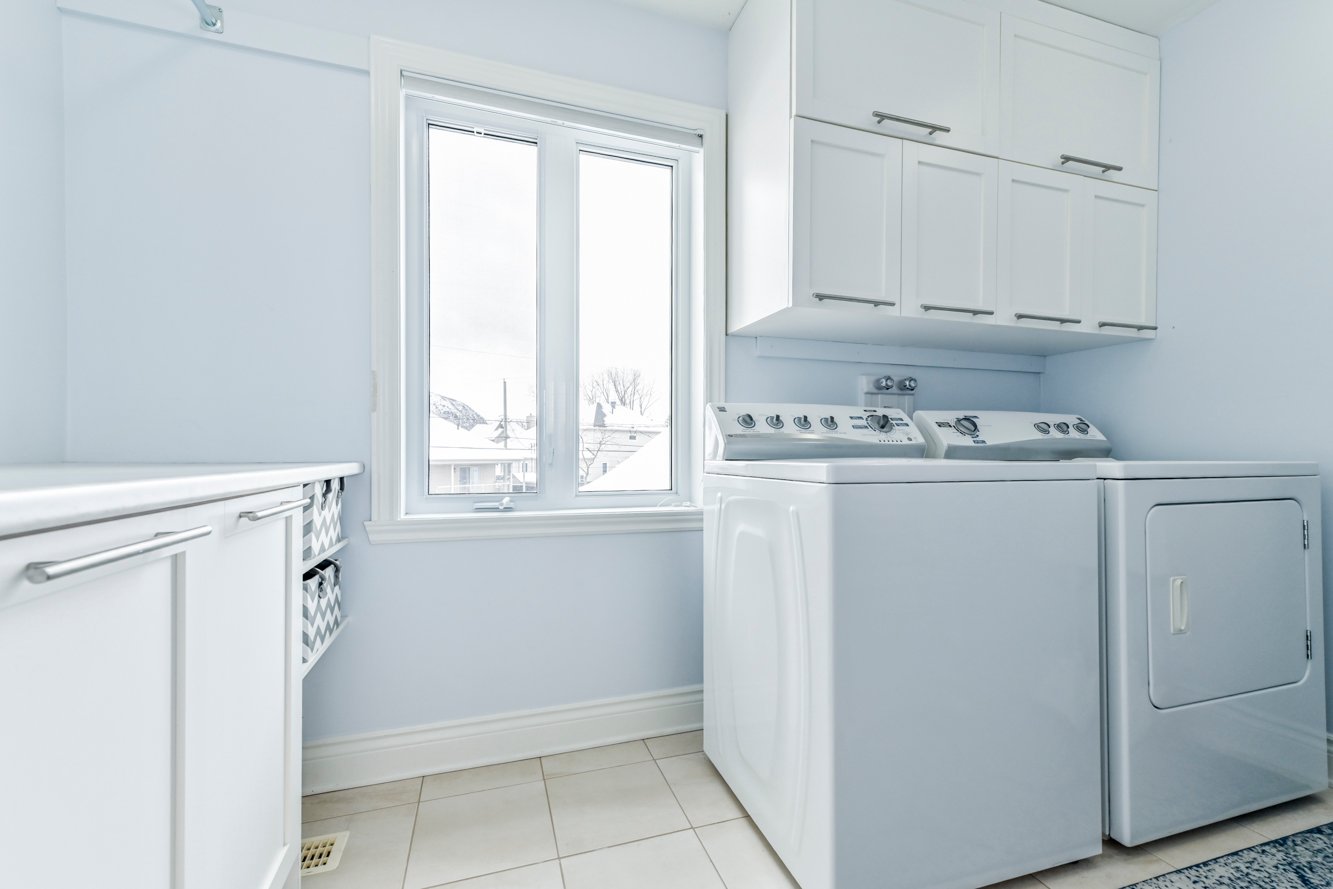 Sur le même étage, salle de lavage avec rangement