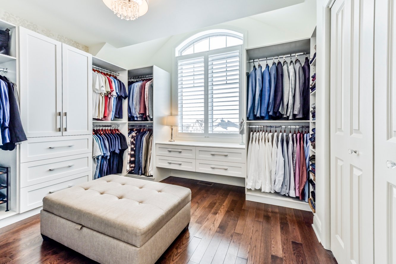 Chambre transformée en pièce walk-in