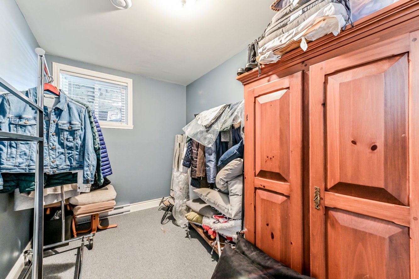 Ou petite chambre, rangement, atelier, etc.