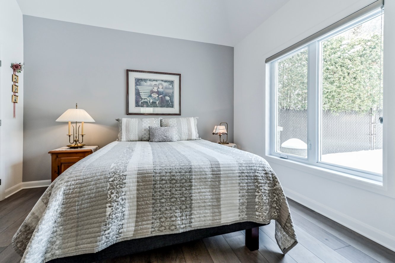 Chambre principale avec grande fenêtre