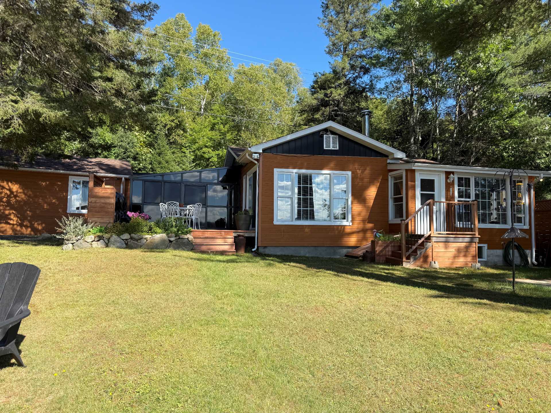 Façade en été donnant sur le lac.