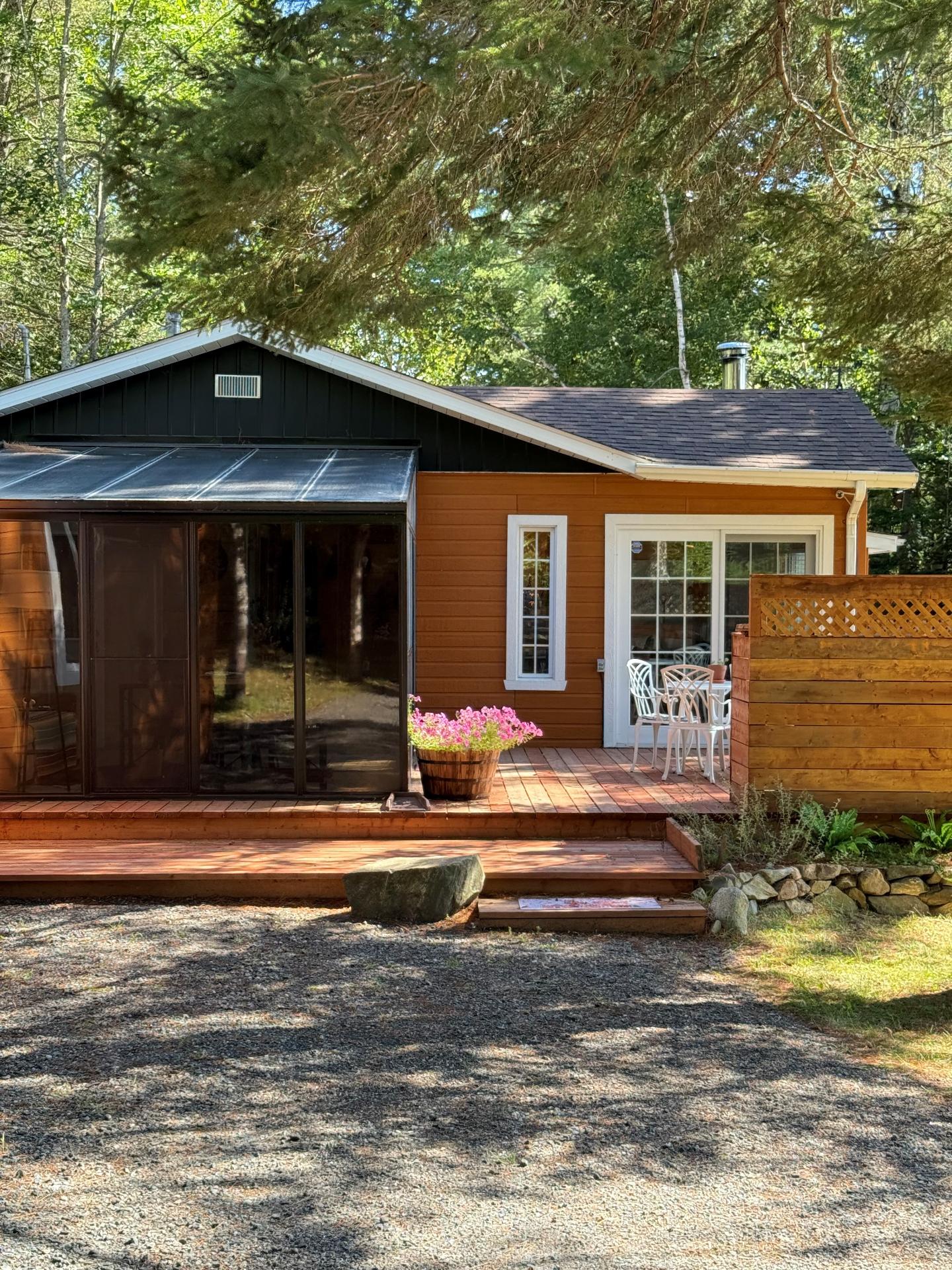 Terrasse en été avec vue sur le lac