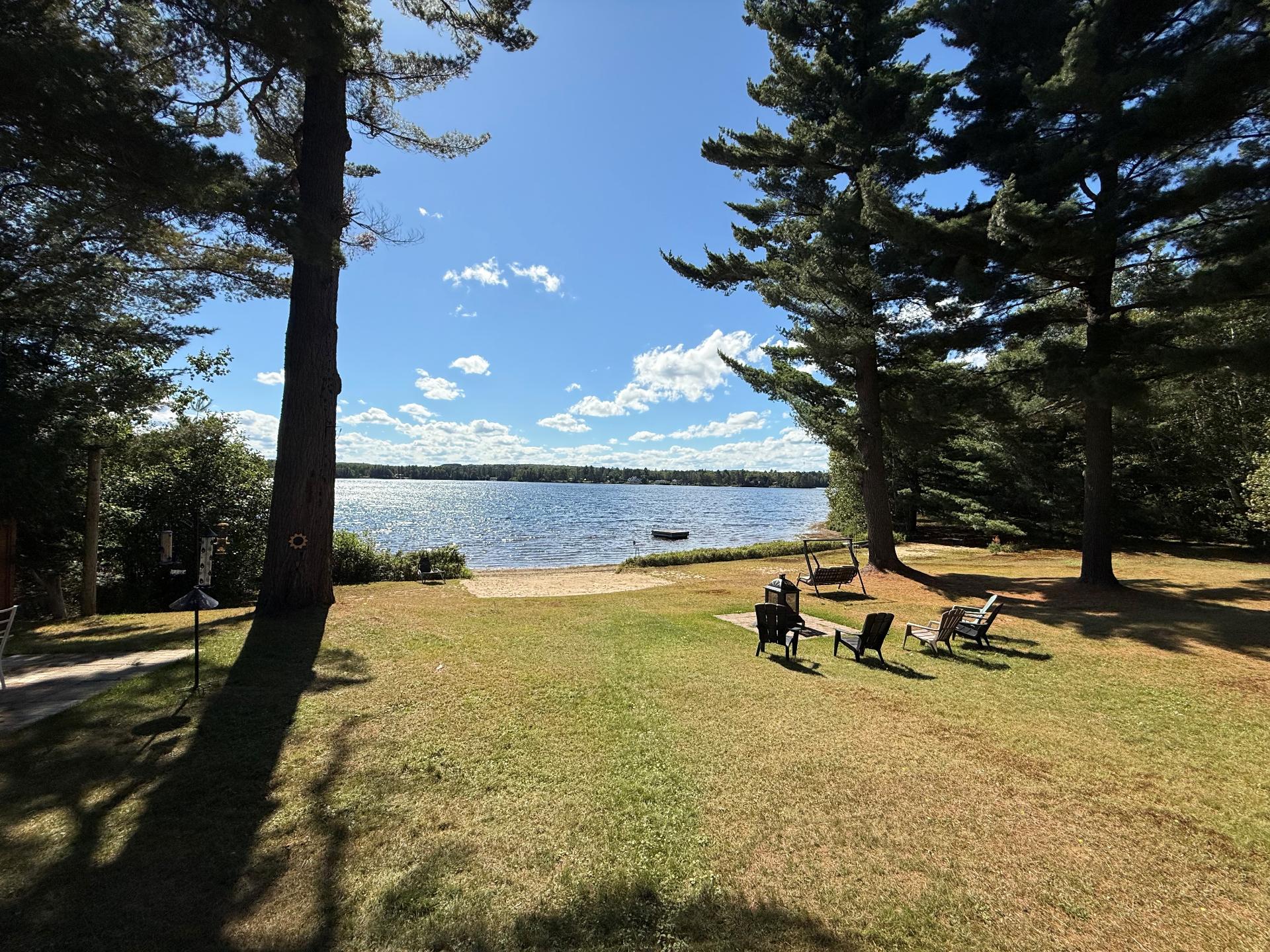 Vue du terrain avec vue sur le lac