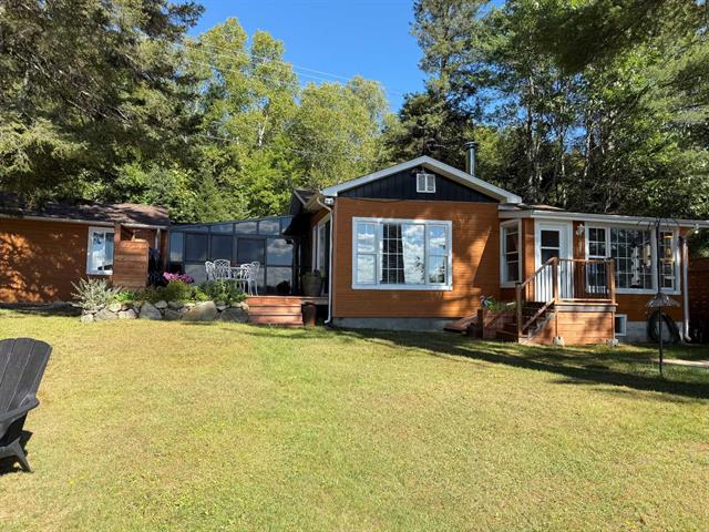 Façade en été donnant sur le lac.