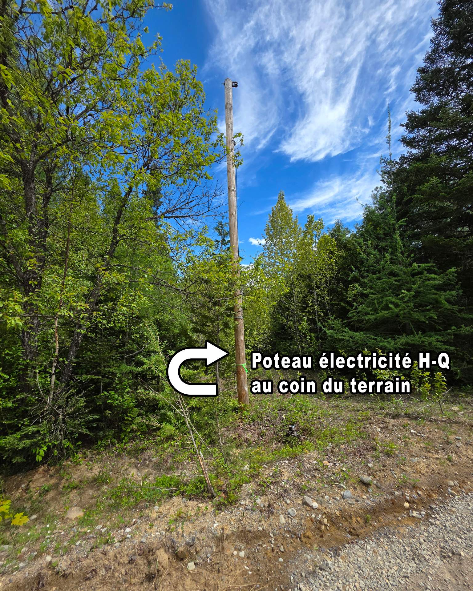 Le poteau Hydro-Québec est au coin du terrain
