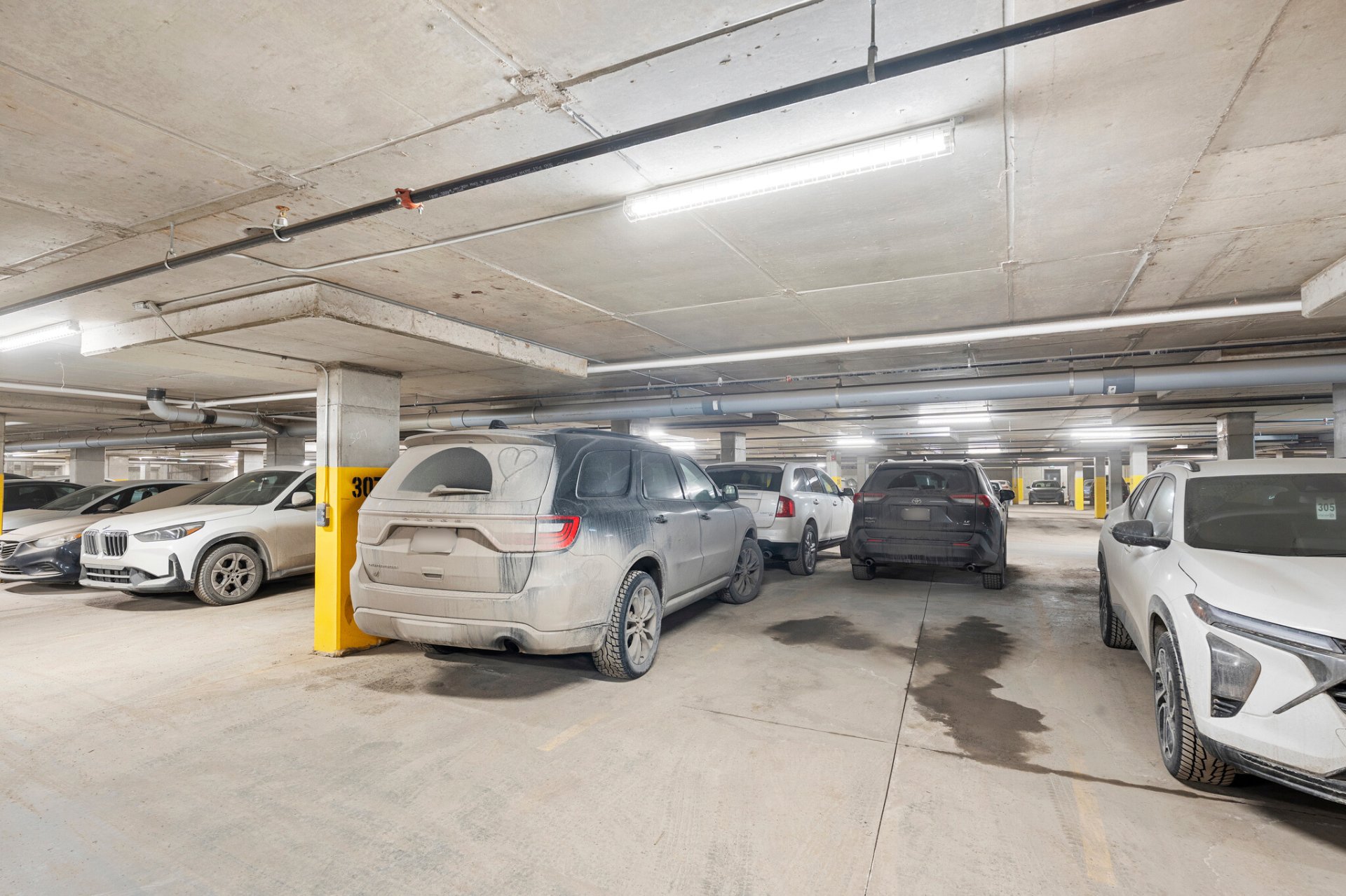 Deux stationnements intérieurs : 306 et 307