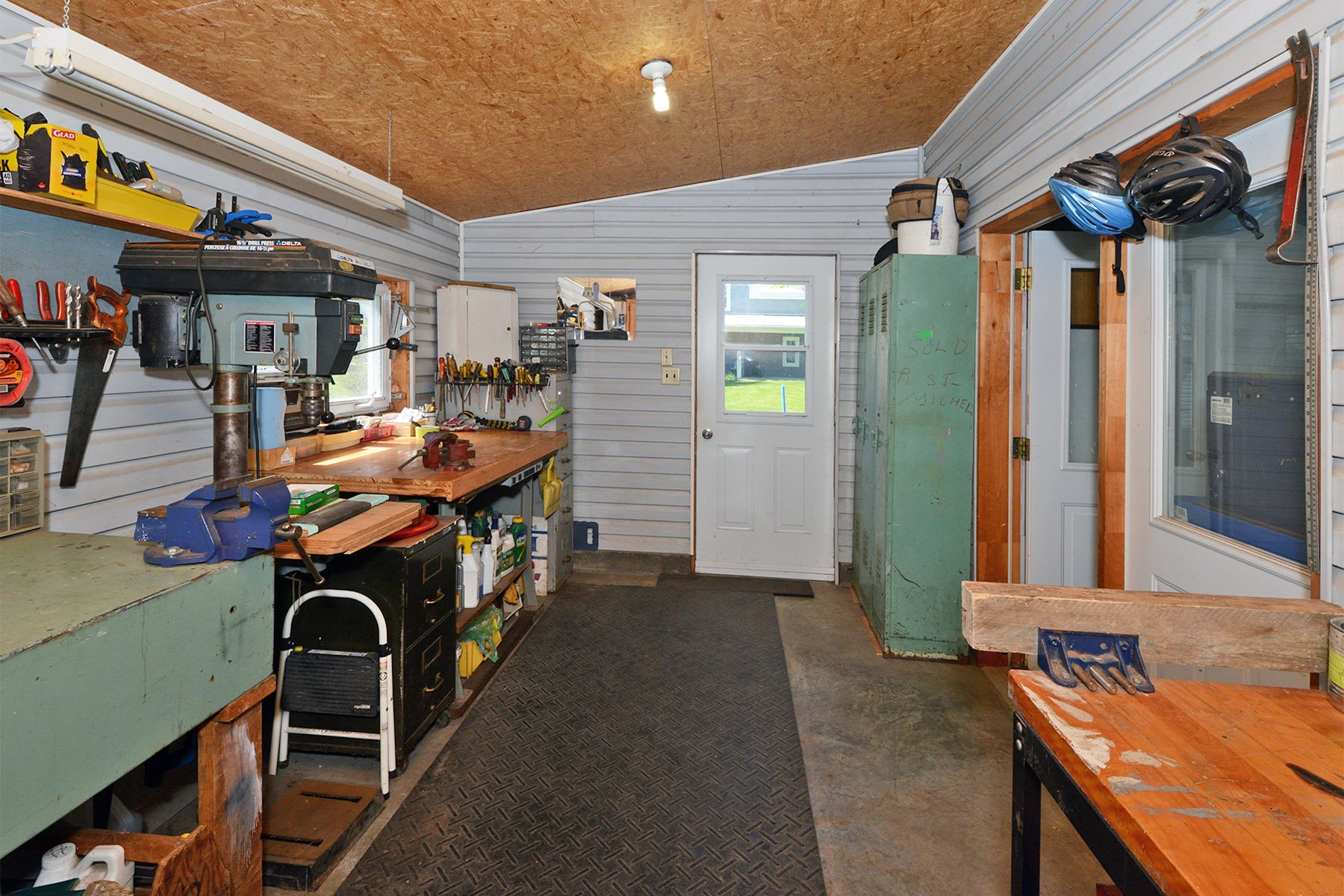 Entrée de l'atelier du garage.