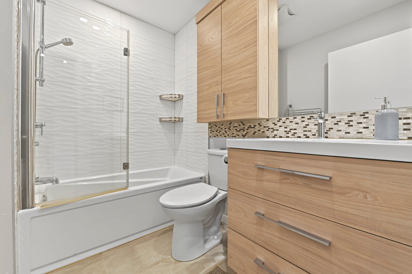 Rénovée, avec bain-douche