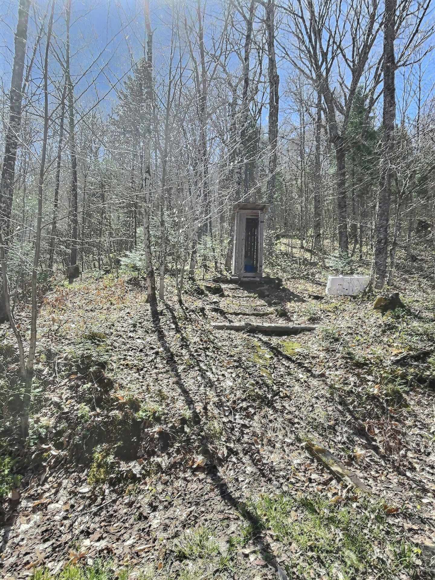 Vue sur cabane pour toilette sèche