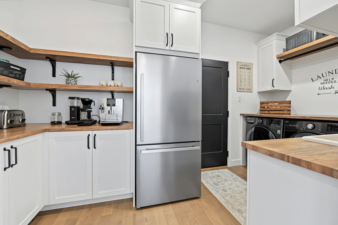 Espace pour 2e frigo, porte vers le garage