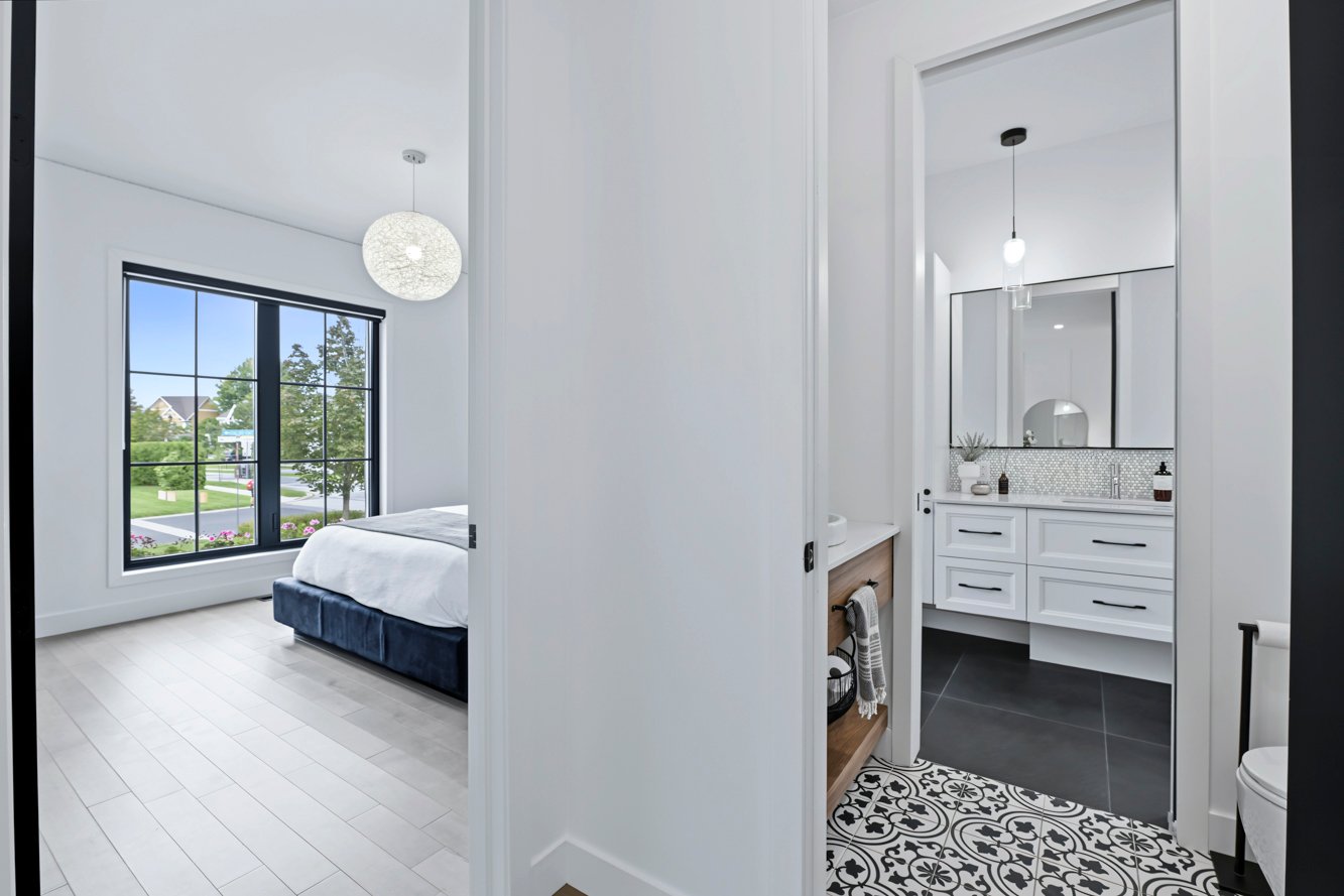 Vue sur la salle de bain et la chambre