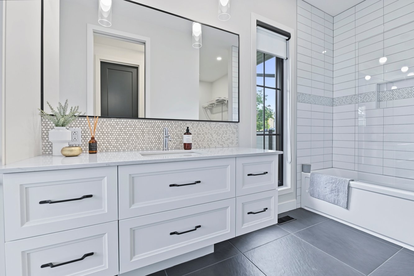 Vanité double, bain-douche, plancher chauffant