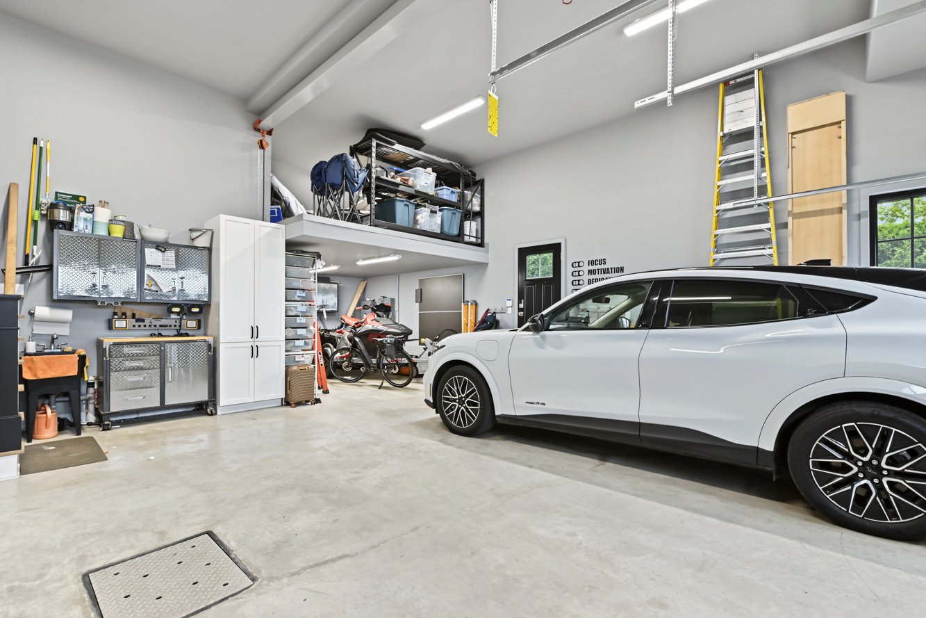 Au fond, espace pour 3e véhicule ou bureau