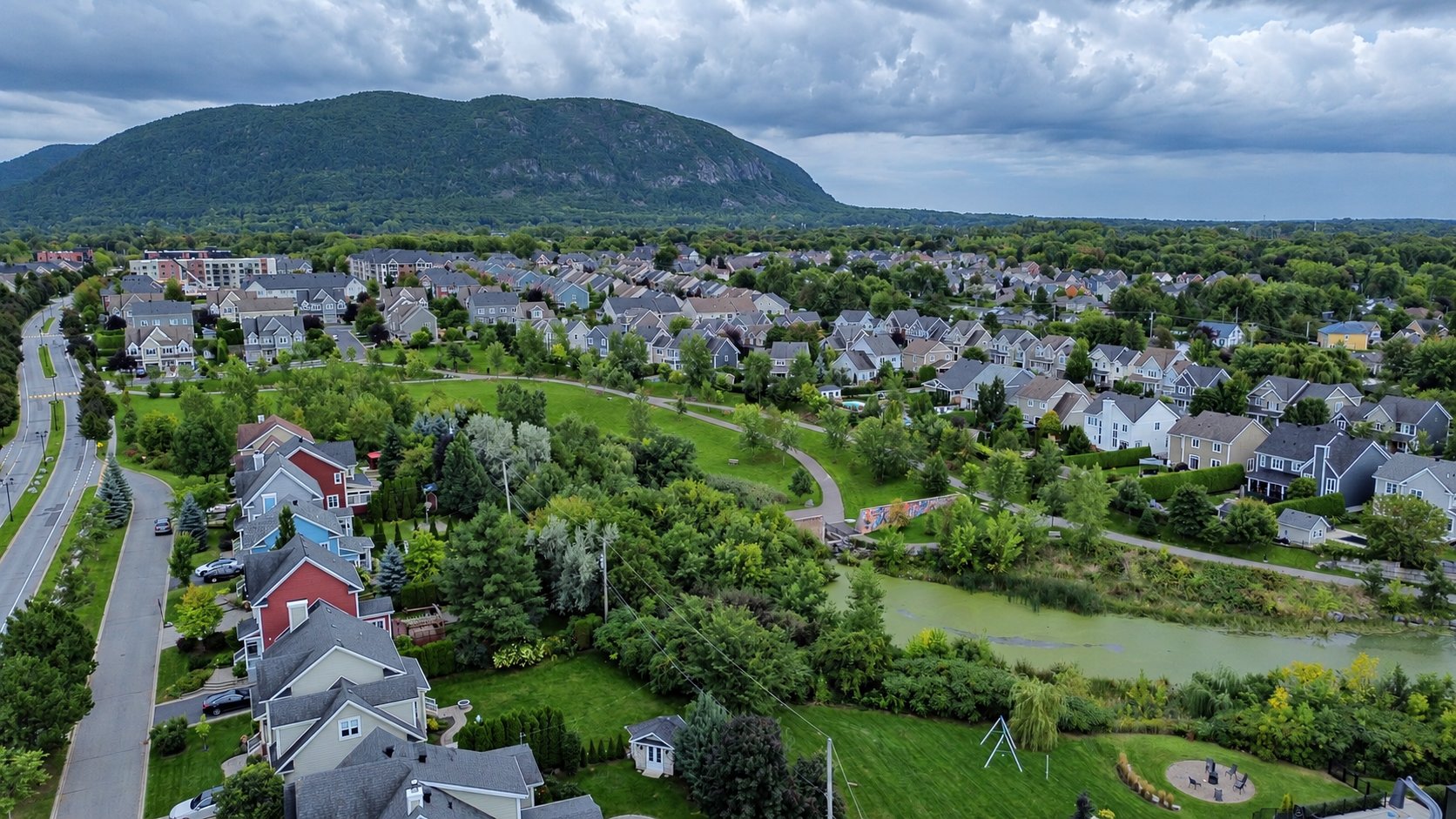 À quelques pas, grand parc avec sentier asphalté