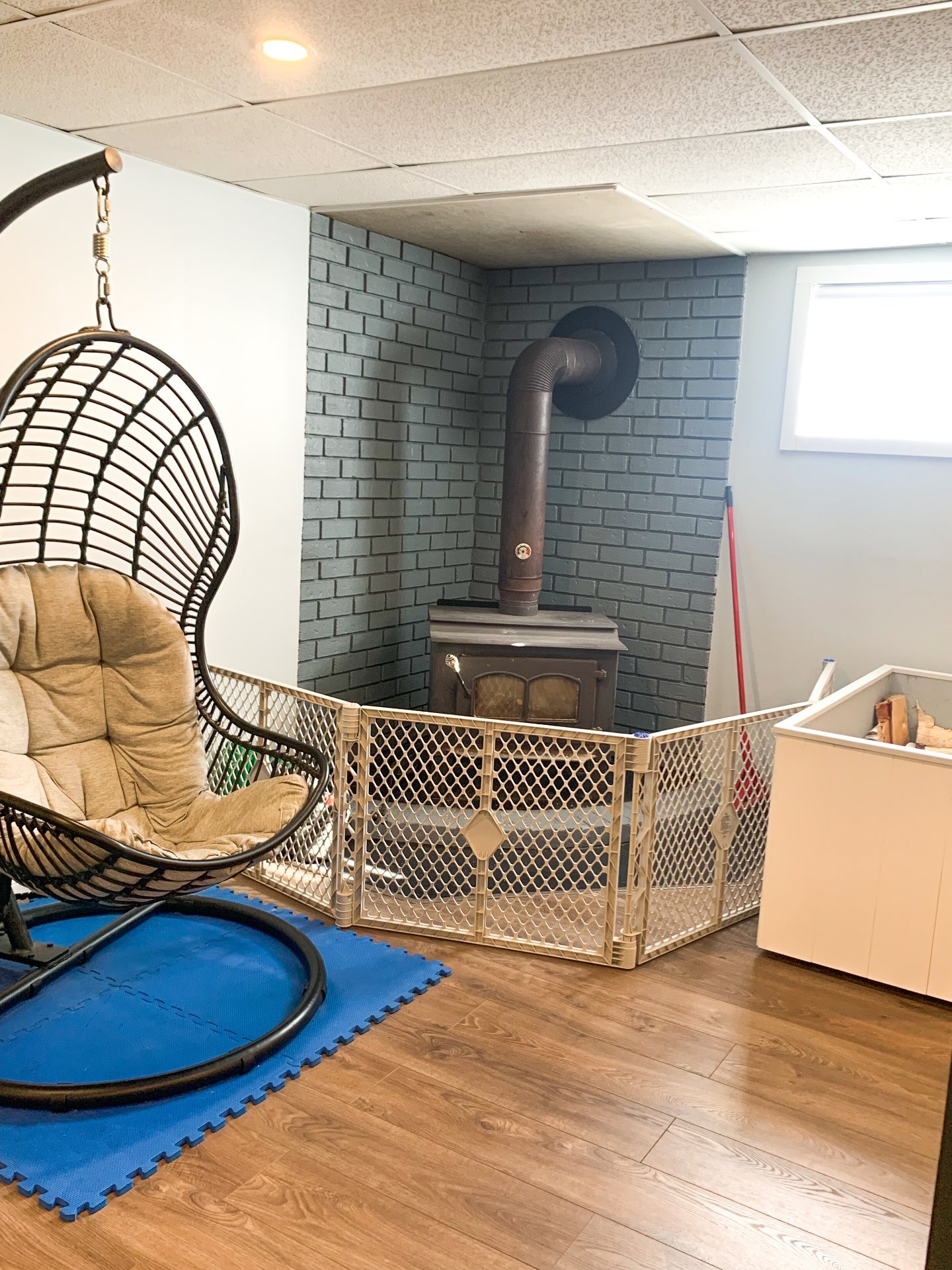 Coin détente au sous-sol avec le poêle à bois