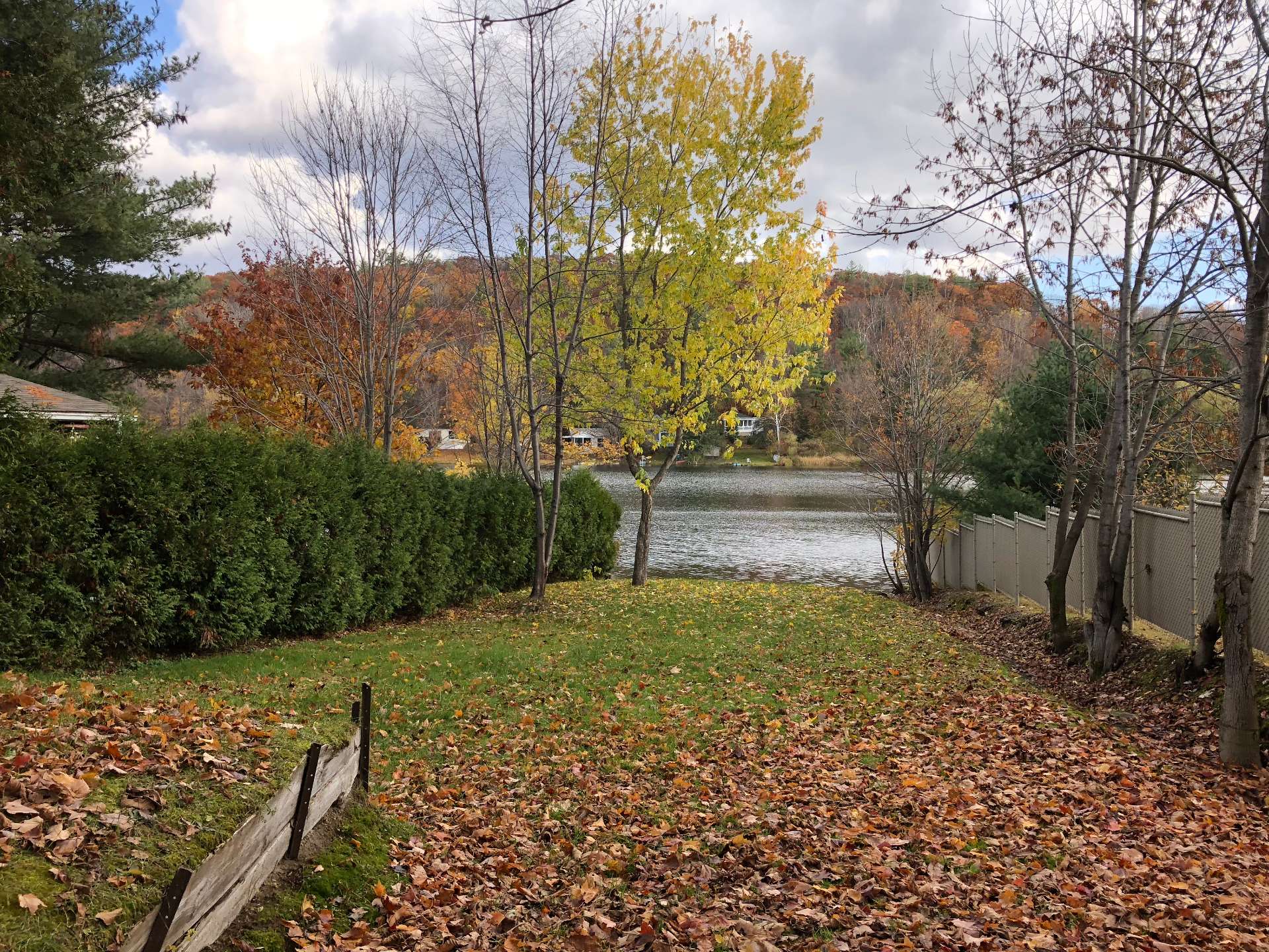 Accès au lac Siesta par la rue des Cèdres
