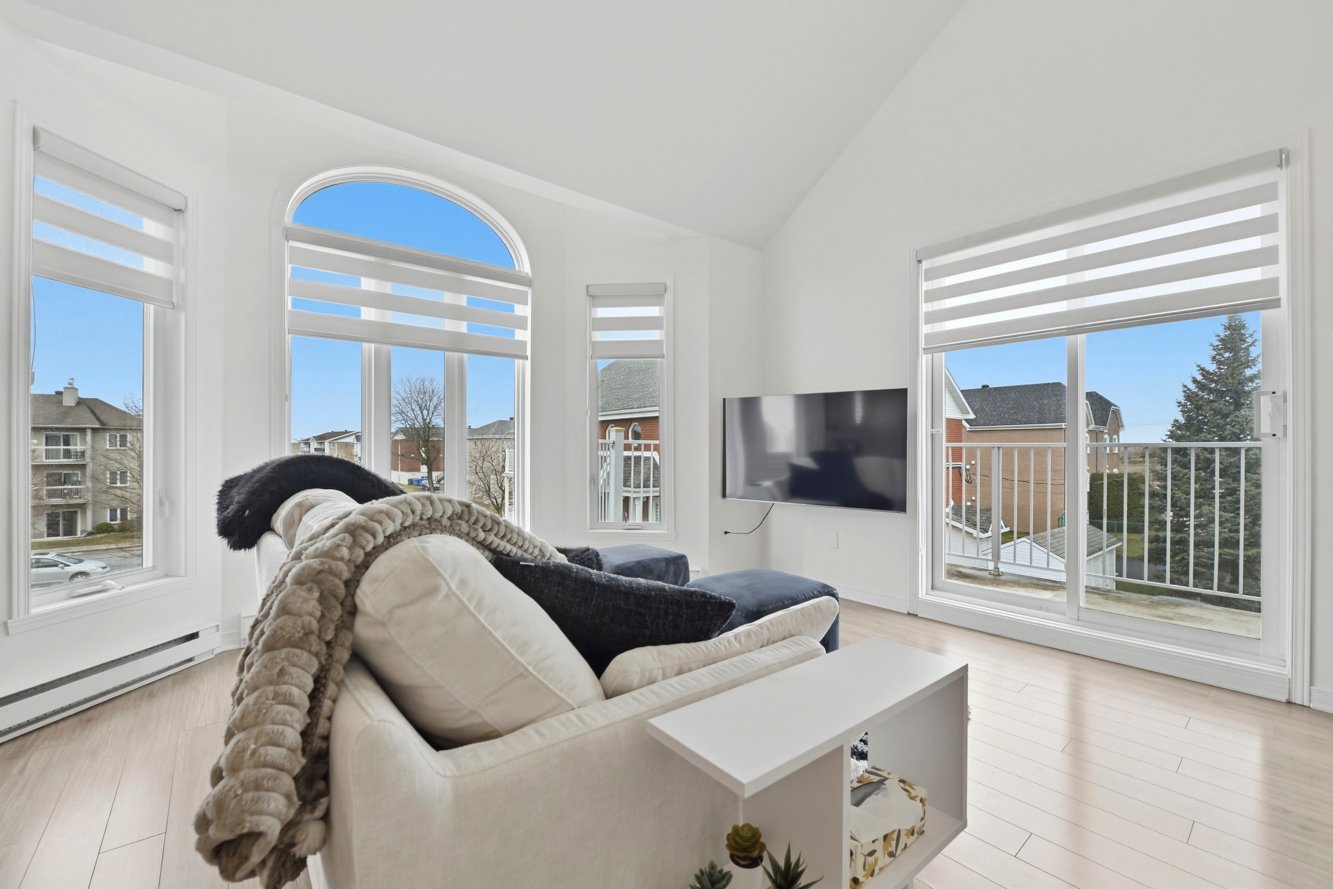 Salon avec généreuse fenestration