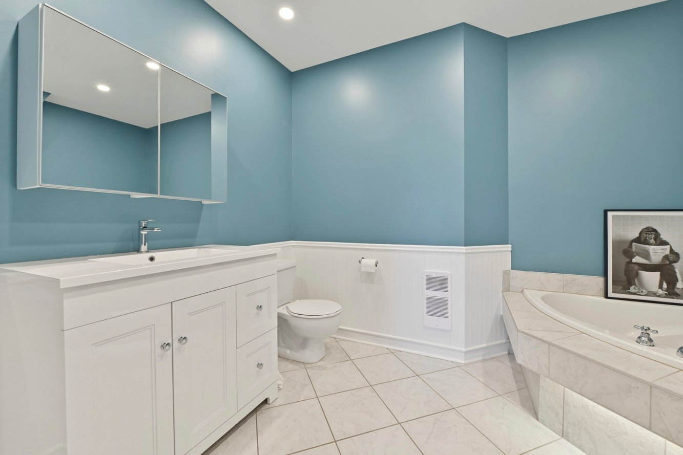 Plancher de céramique, douche indépendante