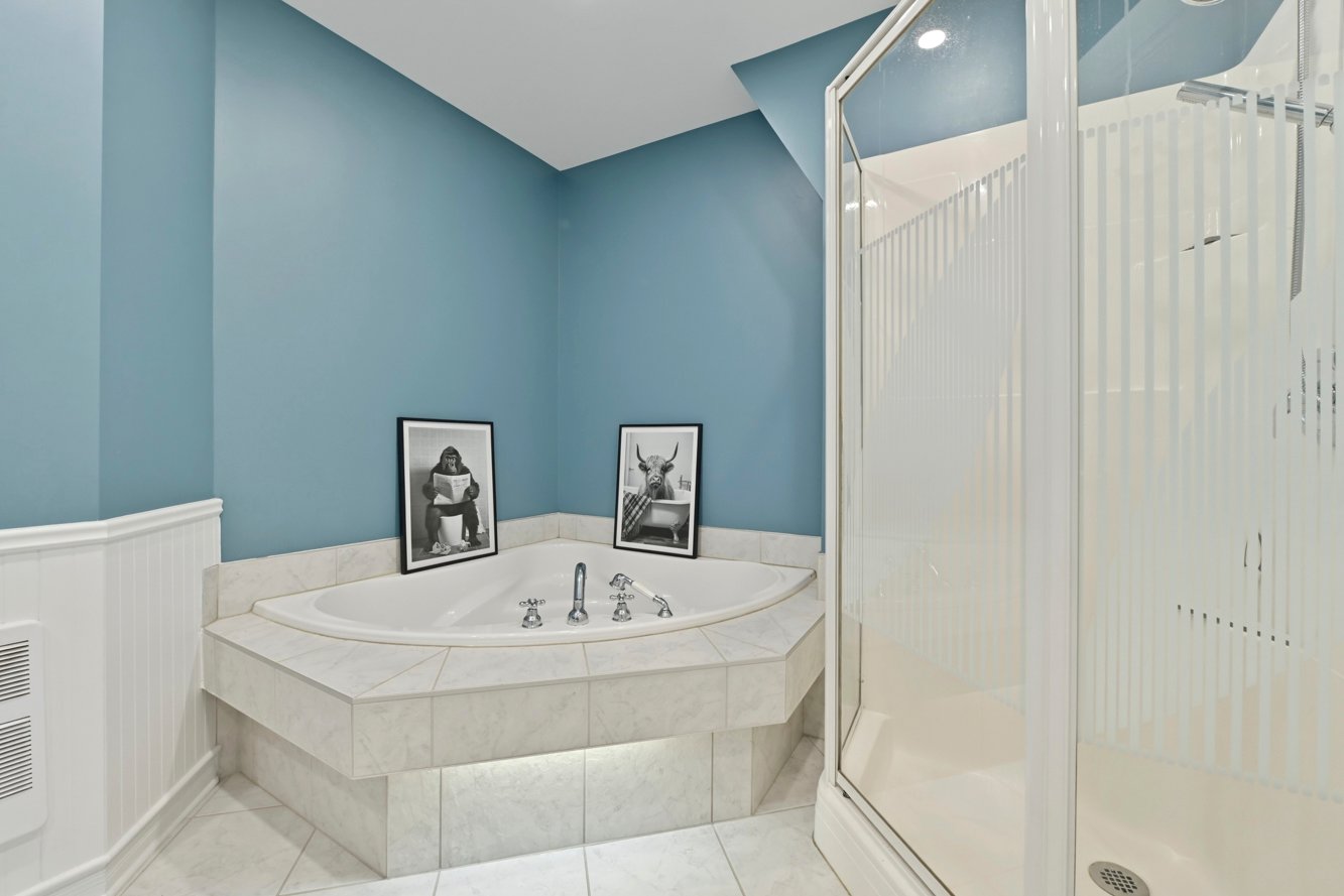 Grande baignoire podium en coin