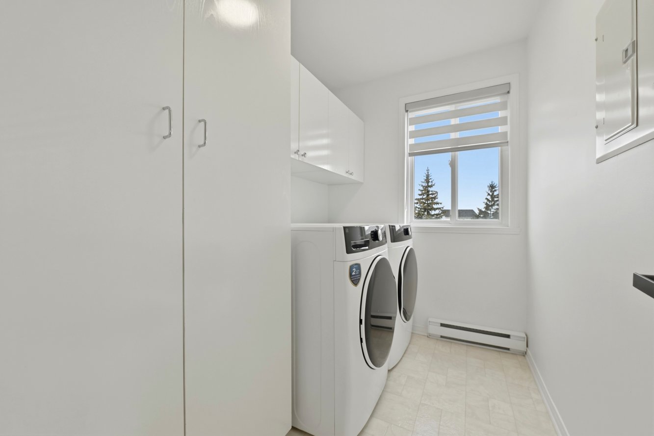 Salle de lavage avec rangement pratique