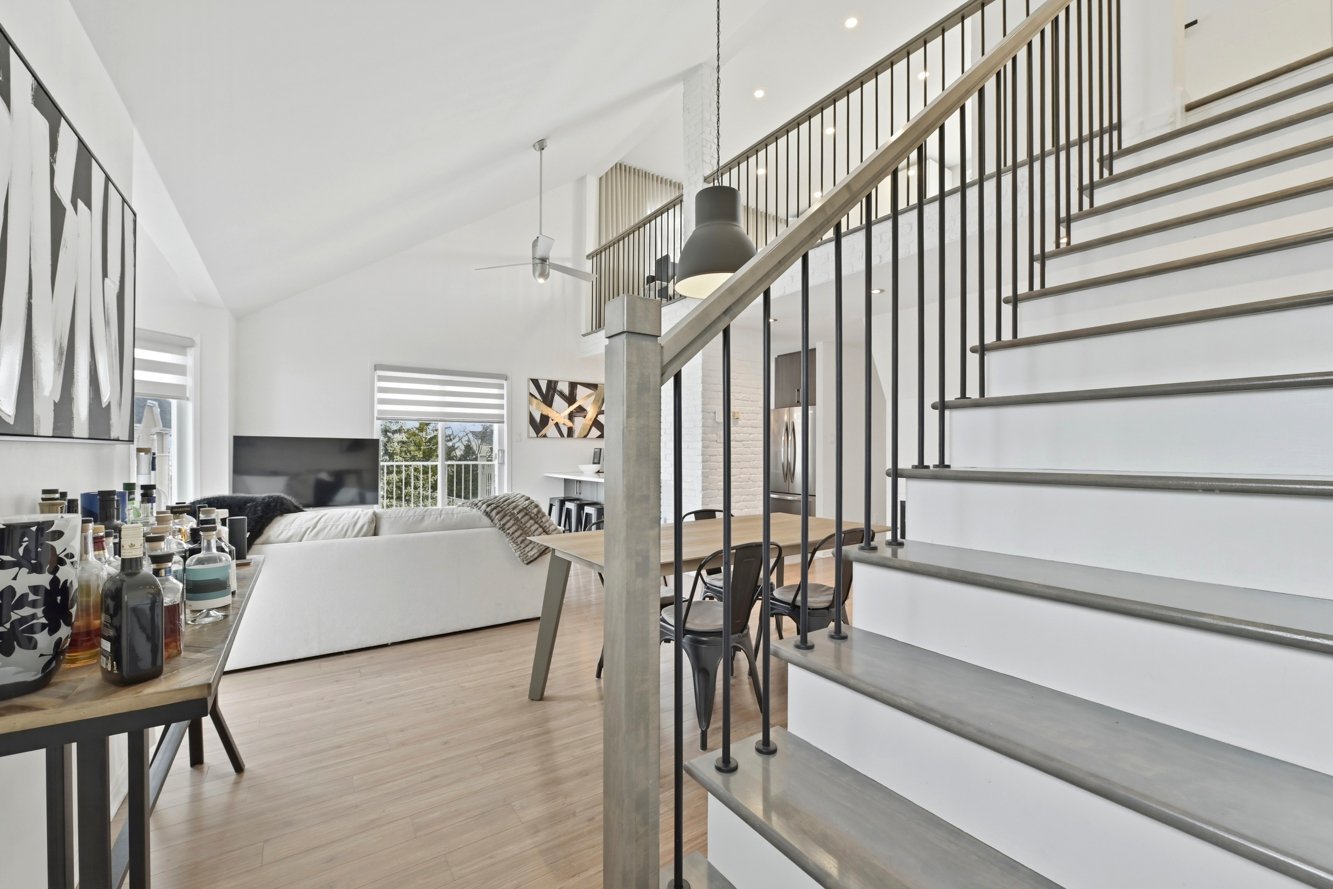 Escalier en bois vers la mezzanine