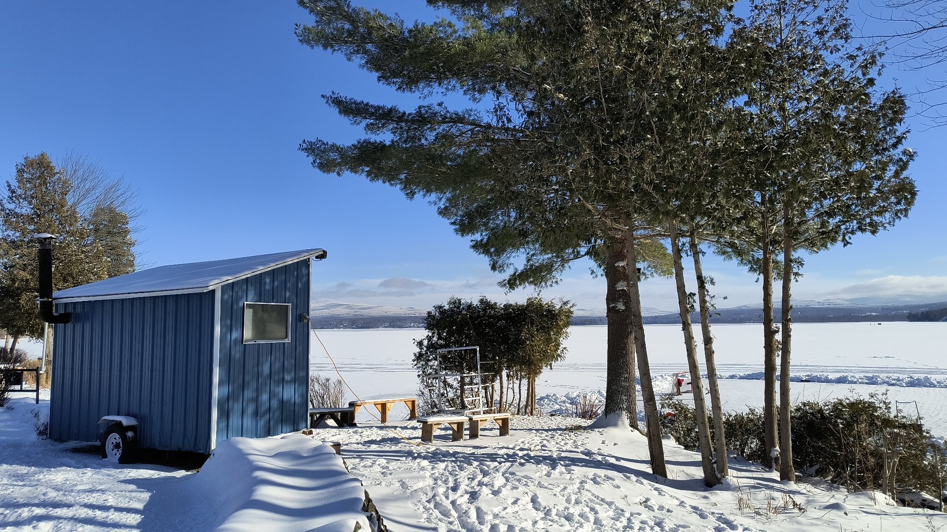Cabanon d'hiver pour la patinoire.