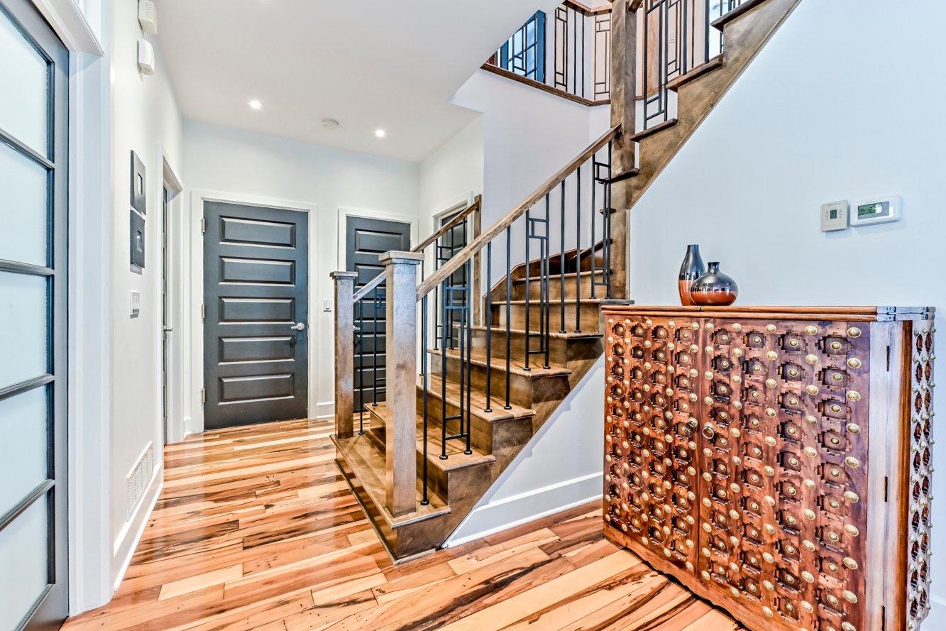 Escalier de bois vers le 2e étage