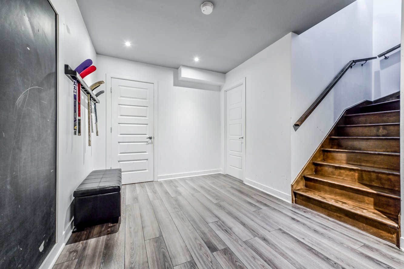 Escalier de bois vers le sous-sol