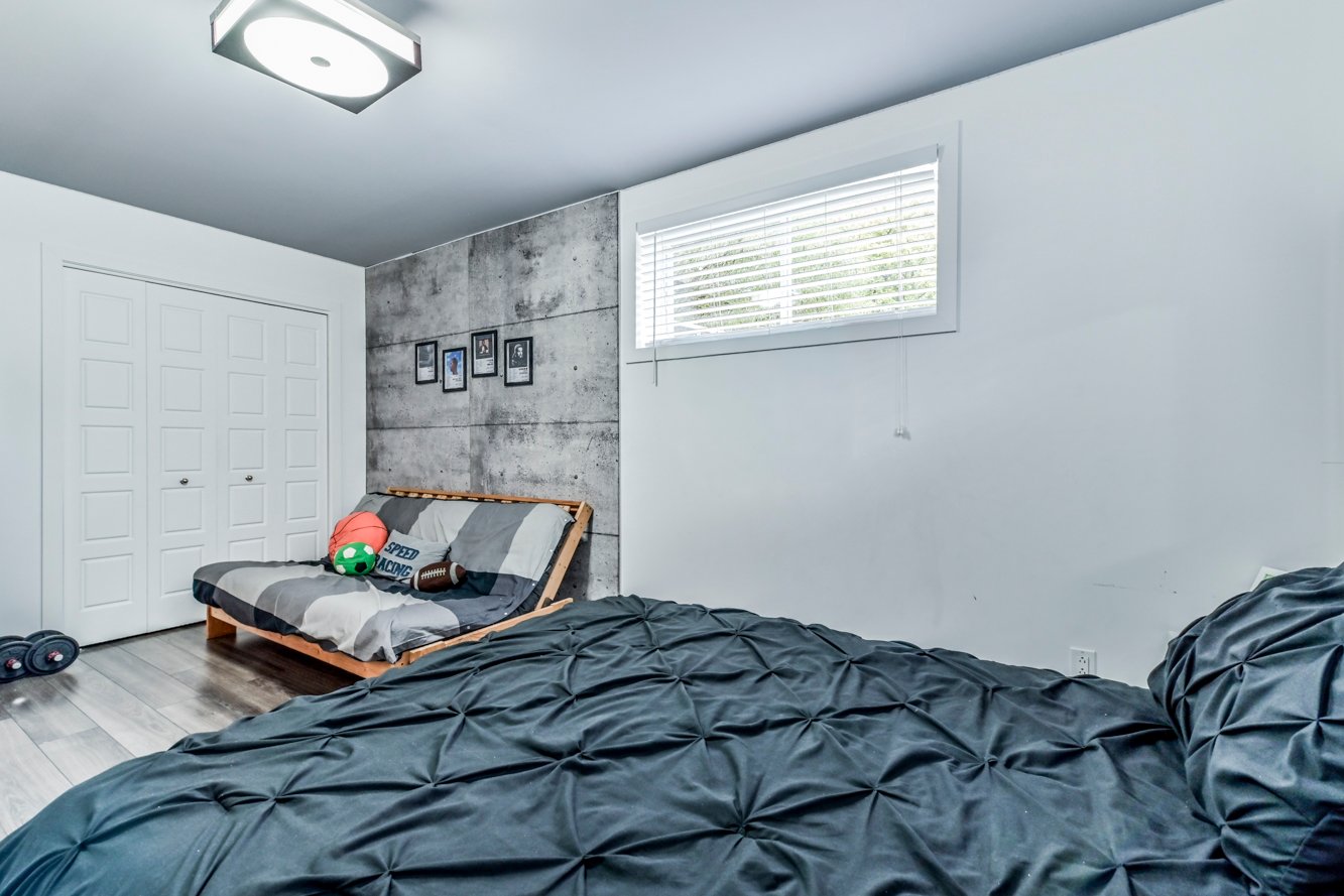 Grande pièce avec garde-robe double