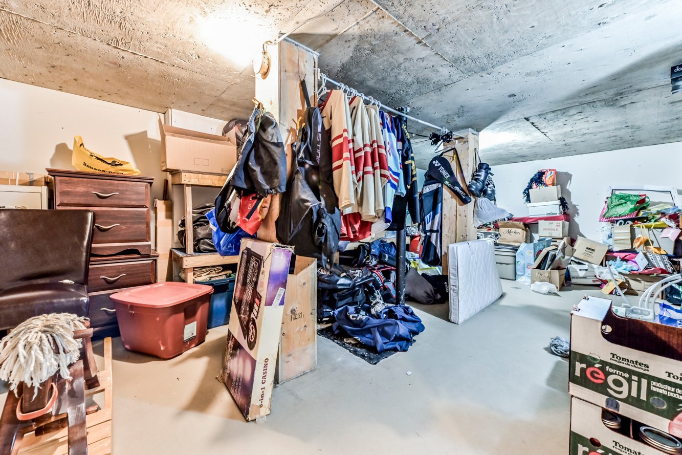 Sous le garage, 6.3 pieds de haut. Ultra pratique!