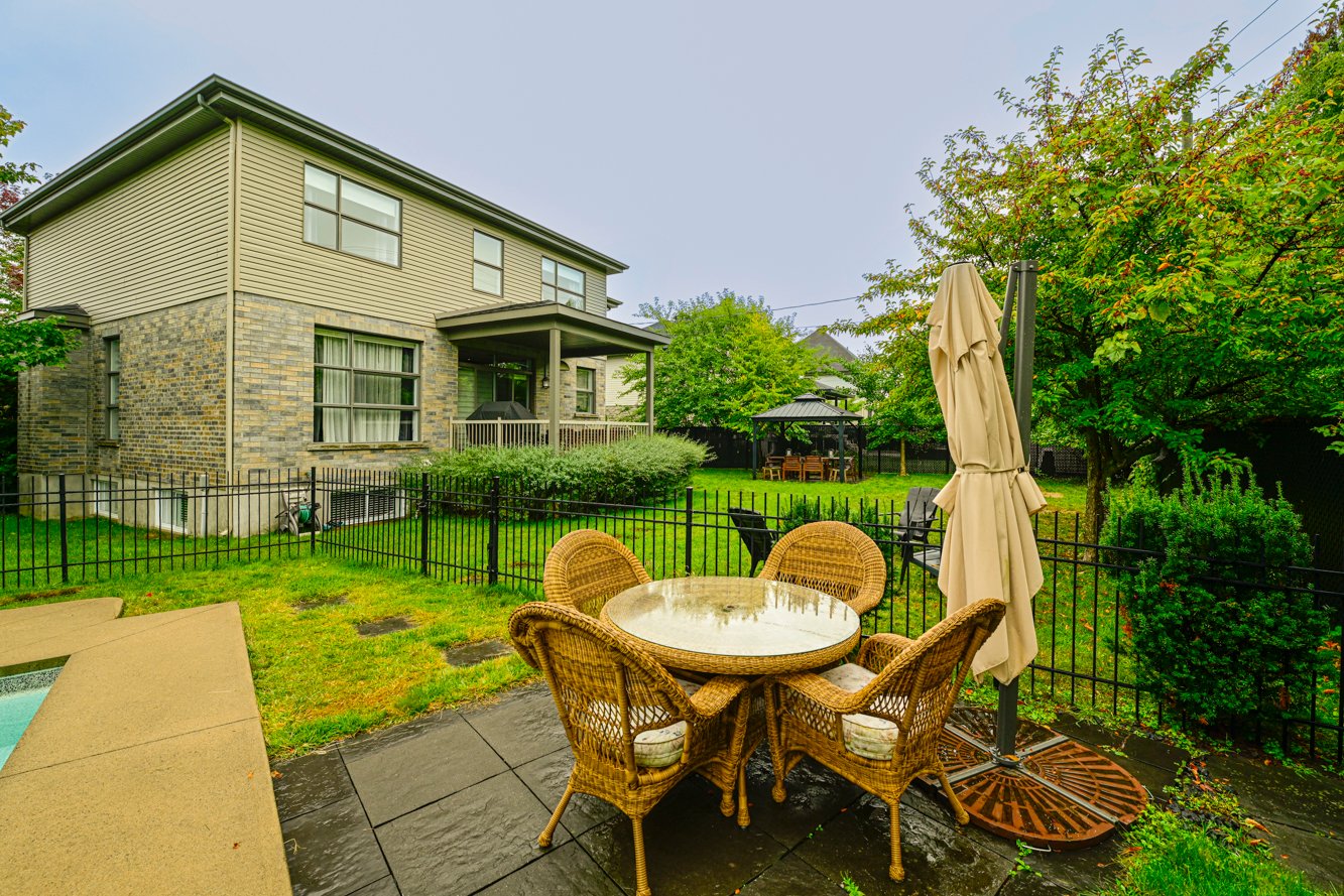 Bel espace pour table près de la piscine