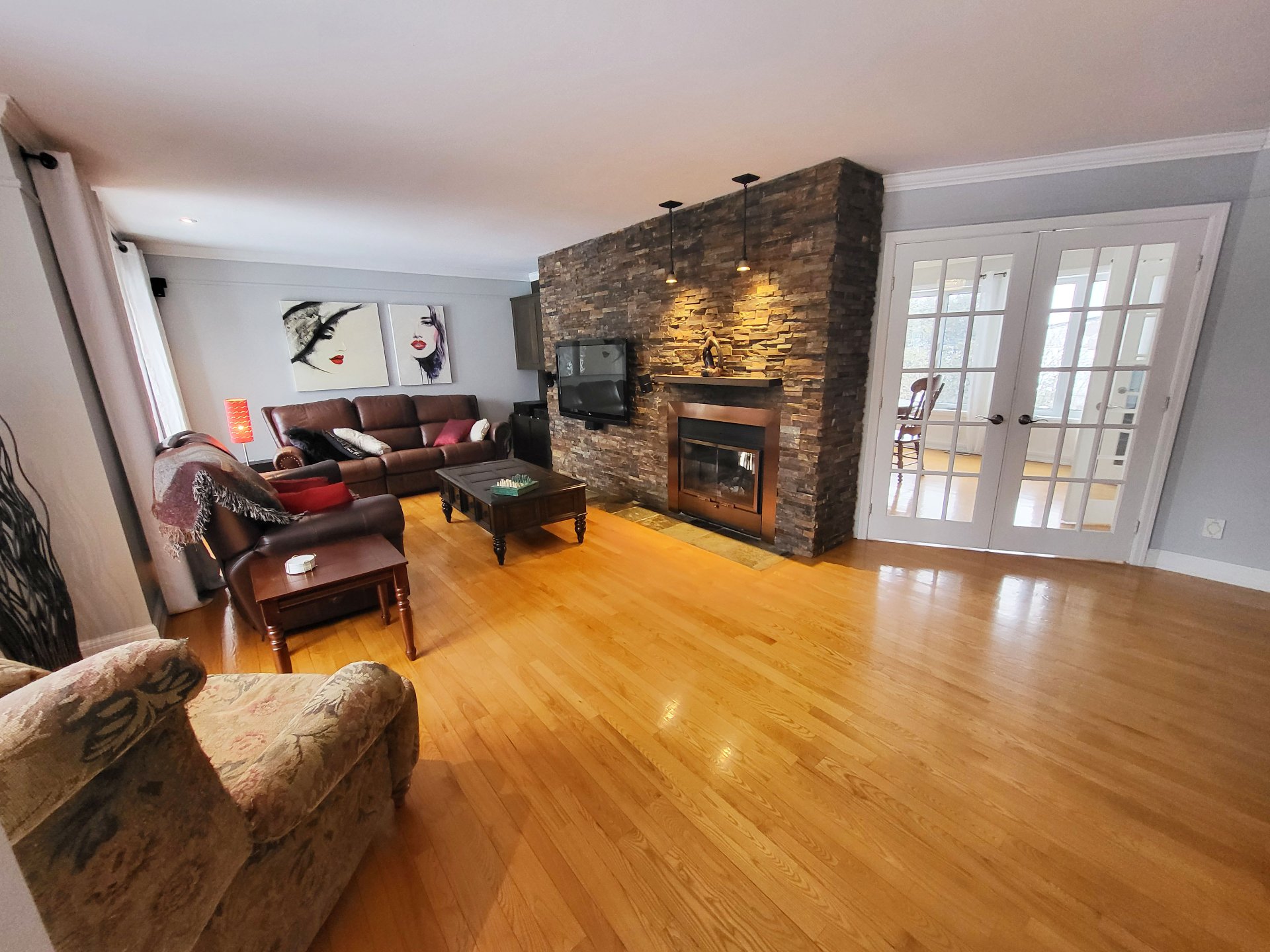 avec porte françaises pour plus d'intimité et foye