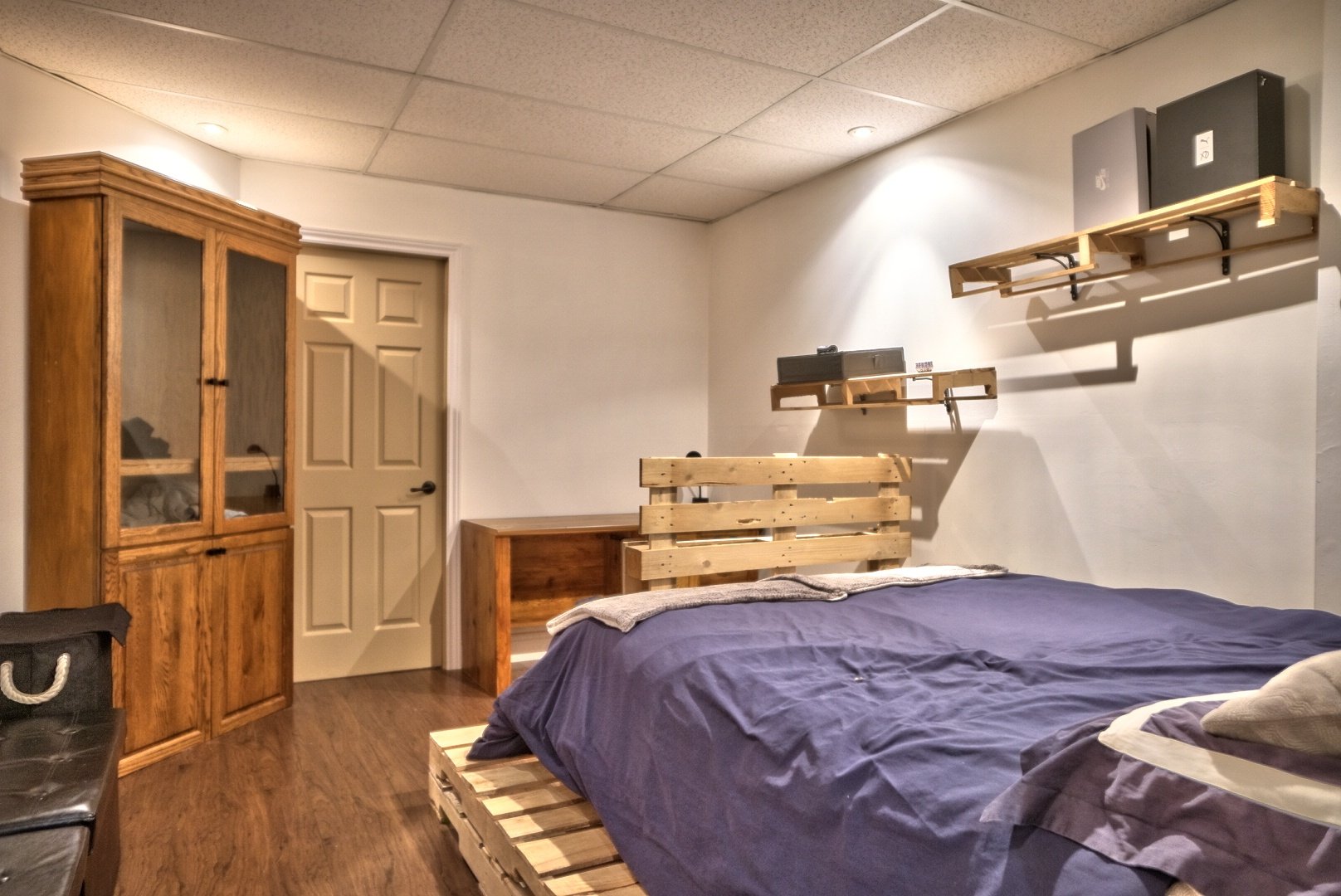 aménagé en chambre , sans fenêtre extérieure.