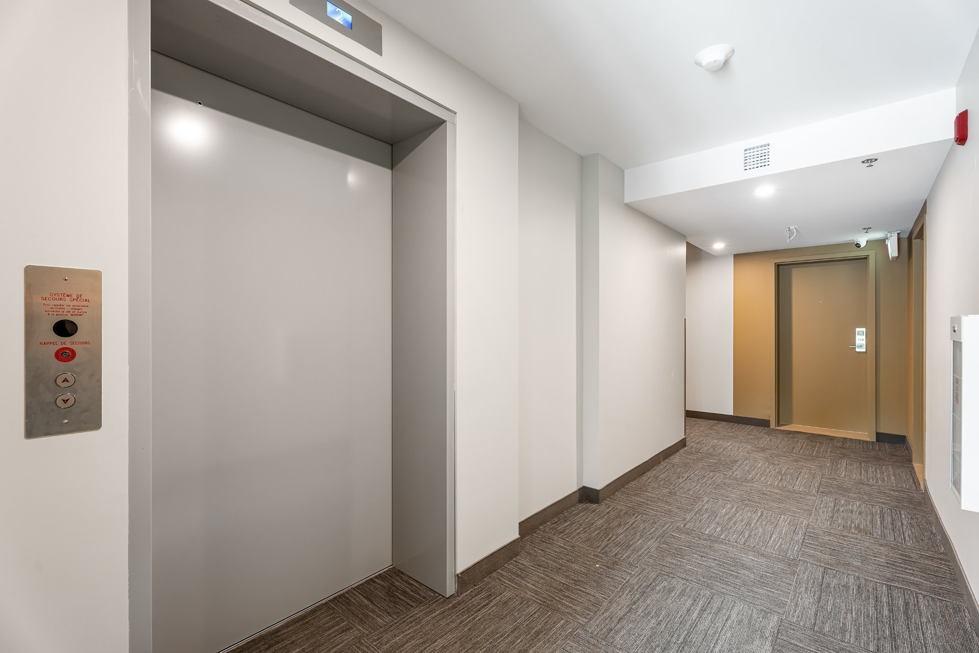 Immeuble voisin avec façade déjà terminée