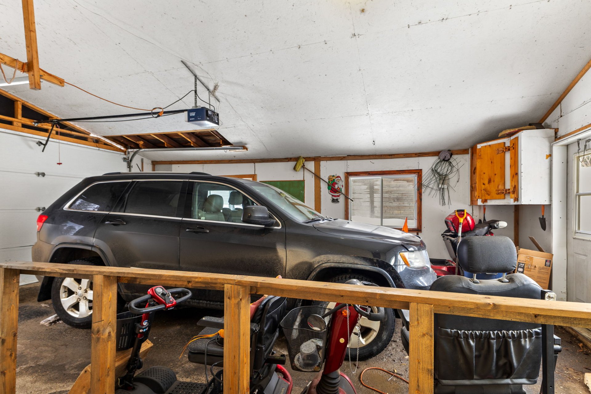 Abri d'auto fermé avec rampe d'accès