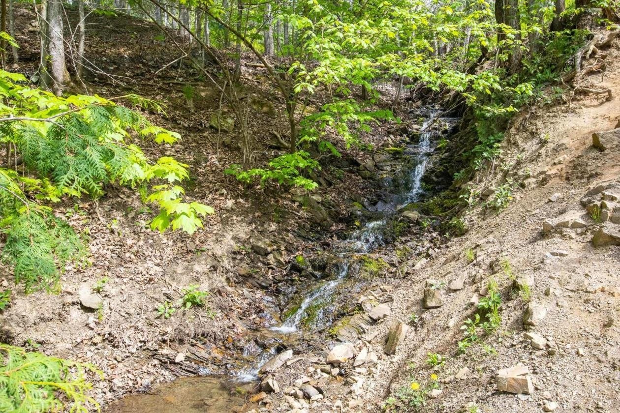 ruisseau, permet le drainage du terrain