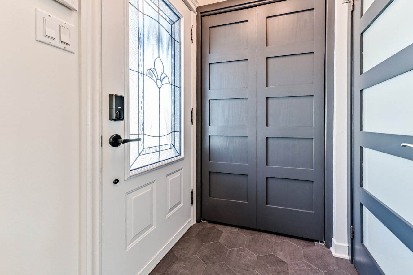 Garde-robe d'entrée & porte vers le sous-sol