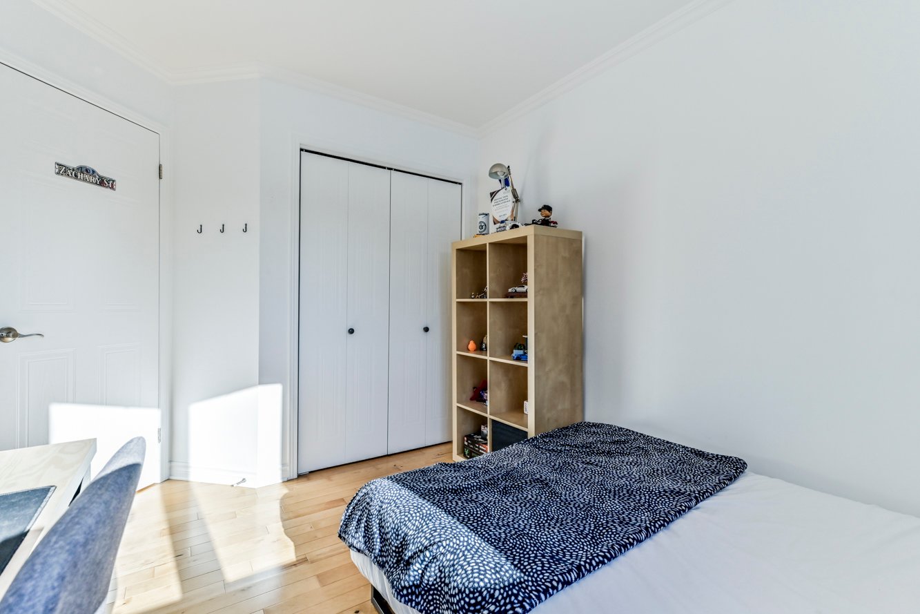 Possède son garde-robe avec système de rangement