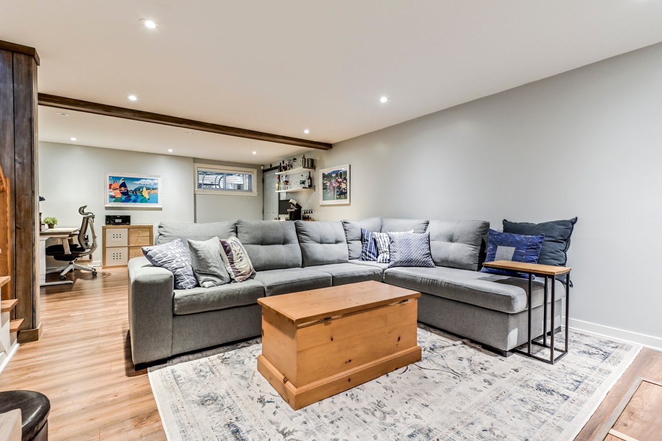 Espace derrière le divan pouvant devenir un gym