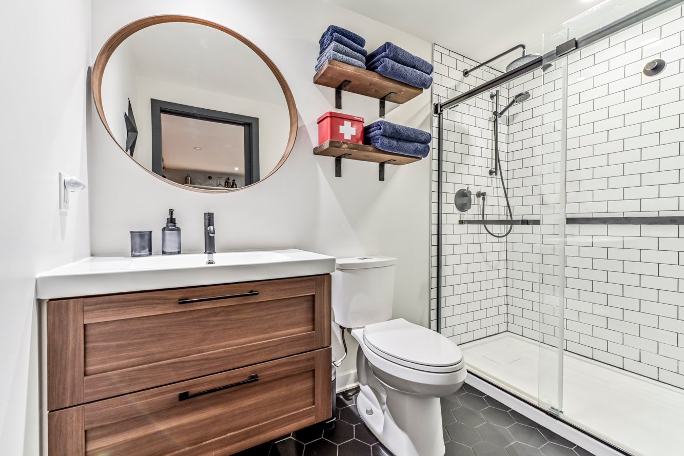 Douche indépendante, vanité avec rangement