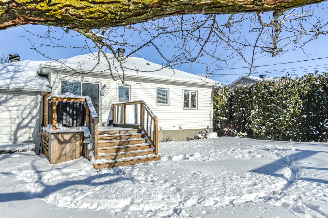 Grand patio à l'arrière