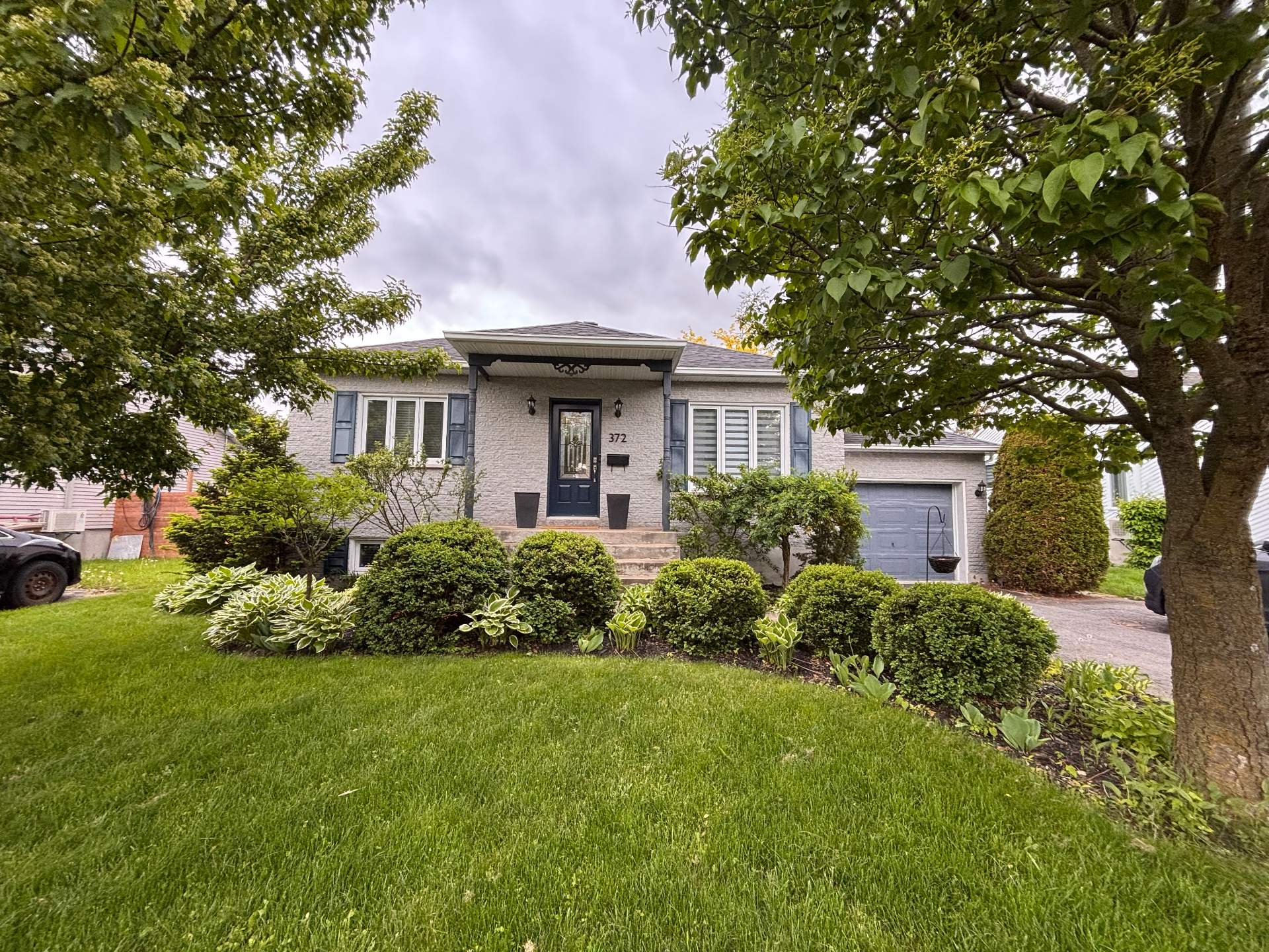 Superbe aménagement paysager en été