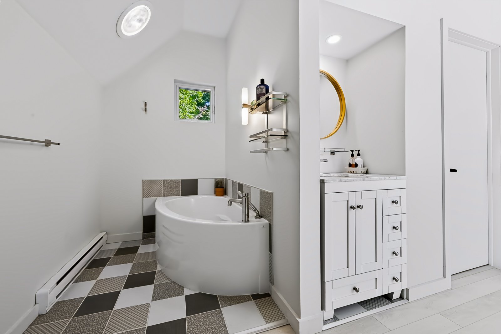 Bain attenant à la chambre principale