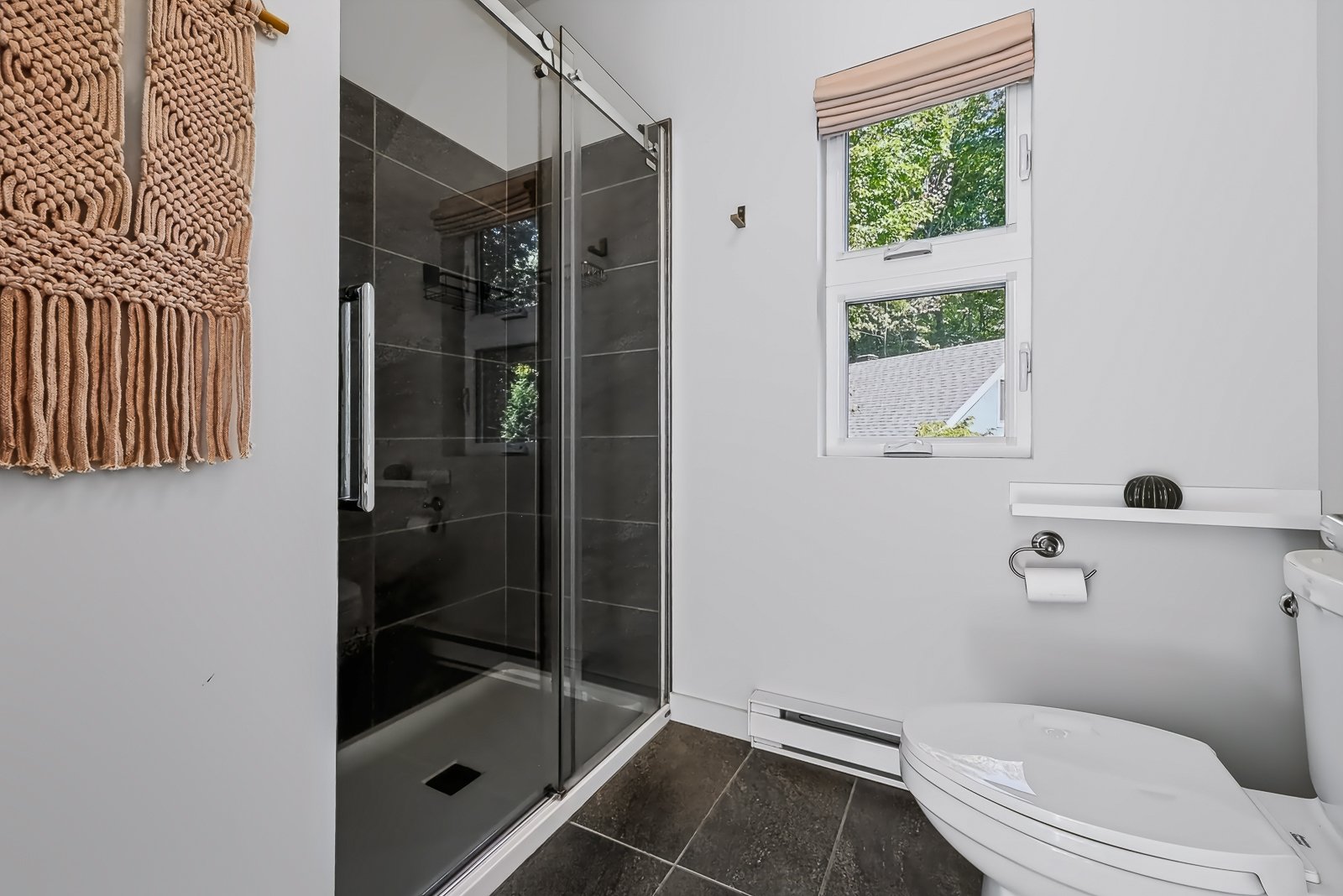 Douche attenant à la chambre à coucher principale